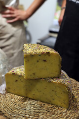 queso artesanal curado con flores y manzanilla