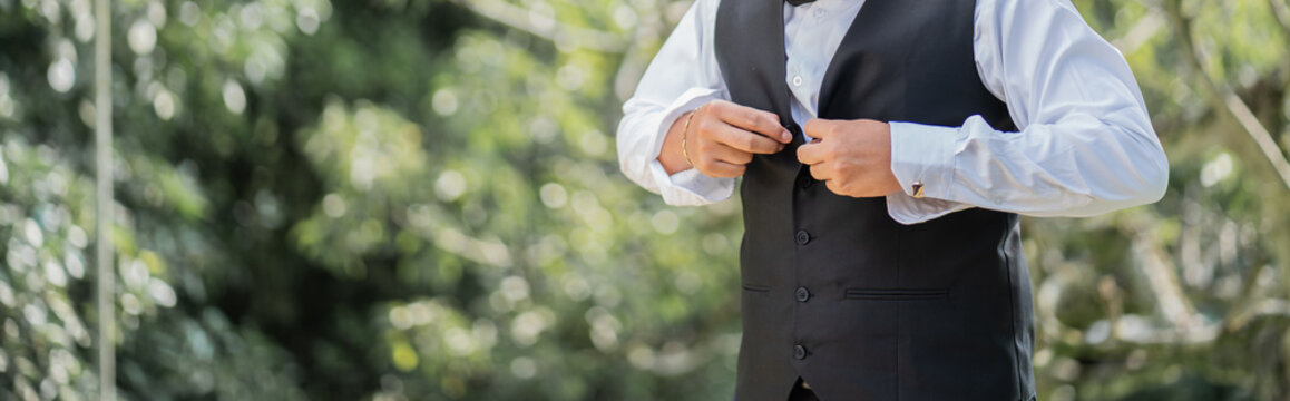 primer plano de hombre abrochando su chaleco 