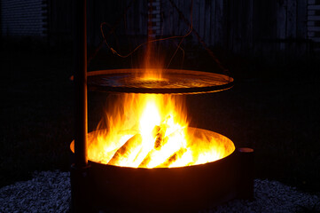 Rozpalone ognisko w palenisku w nocy, pomarańczowe duże płomienie  © Paweł Kacperek