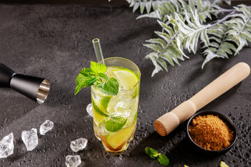 Cocktail eiskalt im Glas mit crushed ice