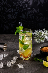 Cocktail eiskalt im Glas mit crushed ice