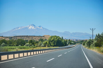 Naklejka premium Highway along Central Anatolia, Turkey. The high mountain Erciyes is ahead.