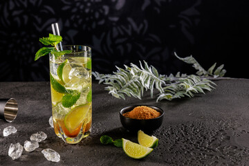 Cocktail eiskalt im Glas mit crushed ice