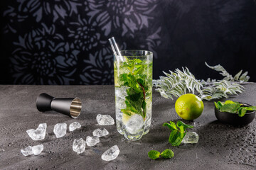 Cocktail eiskalt im Glas mit crushed ice