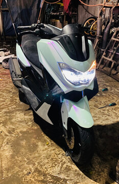 some results of repainting the body of an automatic motorbike that has been piled or colored with paint cans