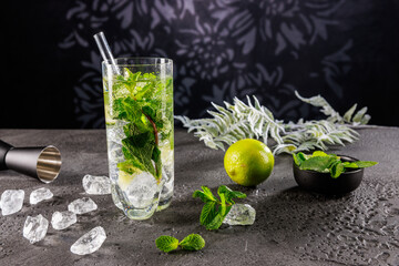 Cocktail eiskalt im Glas mit crushed ice