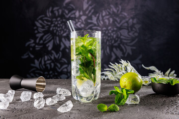 Cocktail eiskalt im Glas mit crushed ice