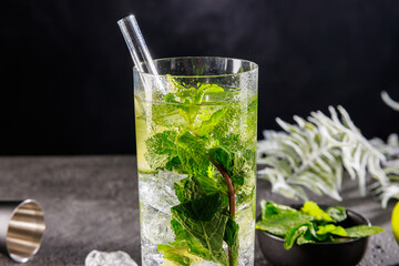 Cocktail eiskalt im Glas mit crushed ice