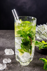 Cocktail eiskalt im Glas mit crushed ice