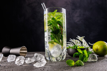 Cocktail eiskalt im Glas mit crushed ice