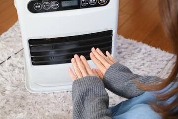 ファンヒーターで温まる手元