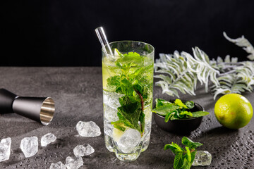 Cocktail eiskalt im Glas mit crushed ice