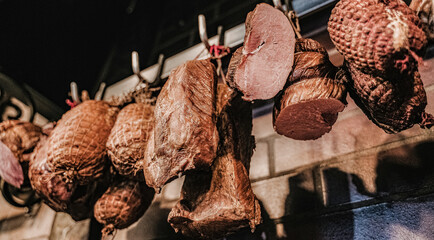 świąteczne szynki na haku, polish sausage, ham on the hook, szynka polska, wędliny, traditional Polish sausage, wędzone szynki w sklepie, zdjęcie wiszących szynek na haku, Polish Christmas cold cuts