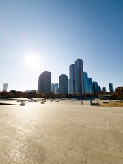 Obraz premium City View, with tall buildings, with Sunlight, in Yeouido Hangang River Park, in Seoul, Korea 