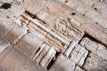 A stone wall with a lot of cracks and holes