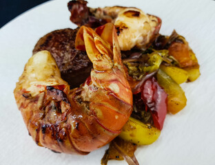 Surf and Turf mit Filetsteak und Hummer