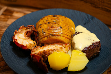 Surf and Turf mit Filetsteak und Hummer