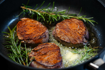 Surf and Turf mit Filetsteak und Hummer