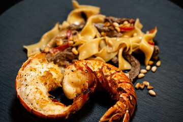 Surf and Turf mit Filetsteak und Hummer