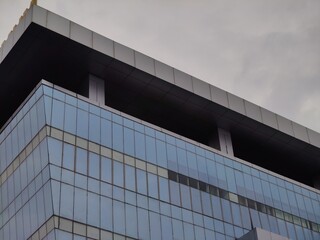 Obraz premium The beauty of the exterior design of modern campus and office buildings made of aesthetic metal or glass