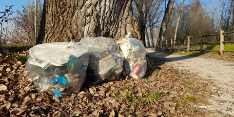 Discarica abusiva nel parco naturale - maleducazione