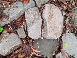 A series of split stones can be used to decorate the edge of a pool, or as part of a concrete construction structure.