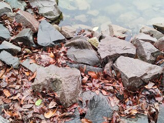 A series of split stones can be used to decorate the edge of a pool, or as part of a concrete construction structure.