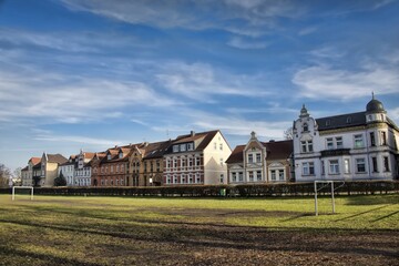 gardelegen, deutschland - sanierte alte häuser und fußballplatz
