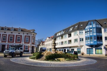 seelow, deutschland - stadtzentrum mit neuen und alten gebäuden