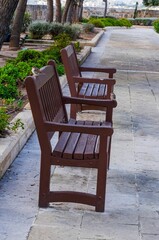 Obraz premium Serene Wooden Benches in a Quiet Garden Pathway