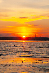 Naklejka premium Golden reflections sunset serenity on the river