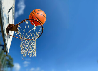 バスケットゴールとボール
