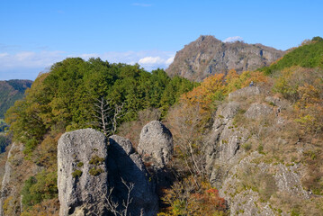 鷹取岩から望む入道岩と奥久慈男体山