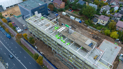 Obraz premium Aerial View of a Construction Site with Multi-Story Building