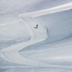 skieur sur une piste seul, ski de fond, paysage de neige en hiver