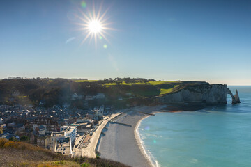 La plage de la ville d'Étretat sous un grand soleil