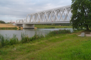 nowoczesny most metalowy nad rzeką dla pociąg&oacute;w
