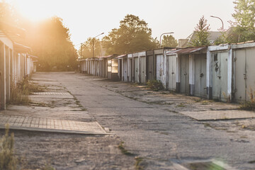 rząd starych garaży samochodowych w porannym świetle słońca latem © Henryk Niestrój