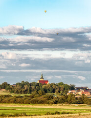 balon nad miastem lub wsią leci w powietrzu © Henryk Niestrój