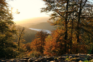 Der Stausee Nonnweiler während des Sonnenuntergangs in malerischer Natur im Herbst im Nationalpark...