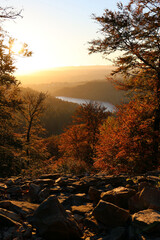 Der Stausee Nonnweiler während des Sonnenuntergangs in malerischer Natur im Herbst im Nationalpark...