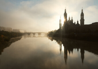 Fototapeta premium Silhouette of Basilica del Pilar with Morning Mist on the Ebro River
