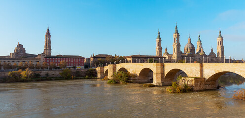 Obraz premium Puente de Piedra and Basilica del Pilar in Zaragoza, Spain