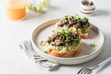 Toast avocado and mushrooms