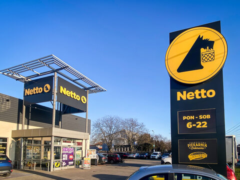 Sklep Netto, fasada frontowa, gł&oacute;wne wejście. Handel detaliczny, siec sklep&oacute;w, sklep dyskontowy.	