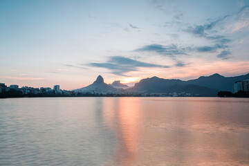 Obraz premium Sunset view at Rodrigo de Freitas Lagoon in Rio de Janeiro.