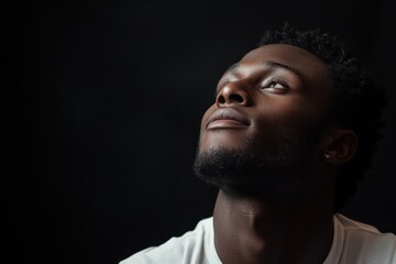 Obraz premium Young Man Gazing Upwards With Hopeful Expression