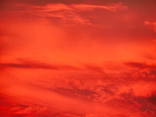 Fototapeta premium Vibrant Red Sunset Sky With Dramatic Clouds and Serene Atmosphere