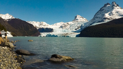 Imagen tomada en el Calafate, Argentina en la que se aprecian lagos, montañas y nevados.	