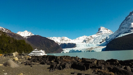 Imagen tomada en el Calafate, Argentina en la que se aprecian lagos, montañas y nevados.	